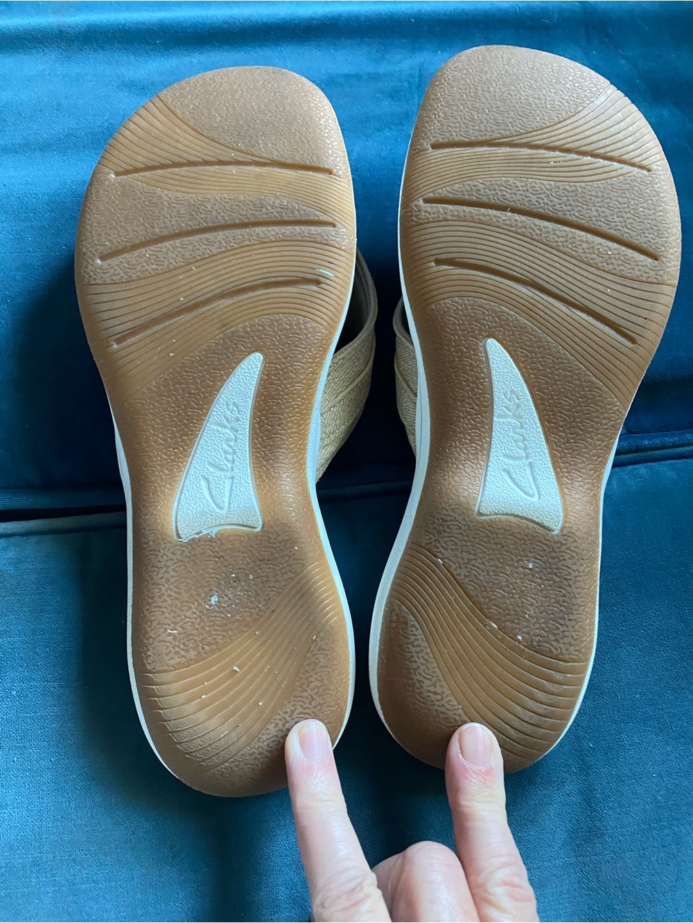 Clarks Women’s Tan Cloudsteppers Comfort Thong Sandals size 10 - Picture 3 of 5